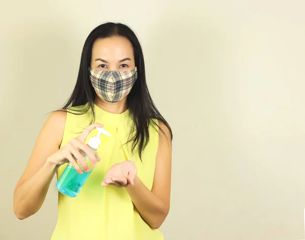Vacker Asiatisk Kvinna Bär Gul Tartan Hygienisk Mask Och Gul — Stockfoto