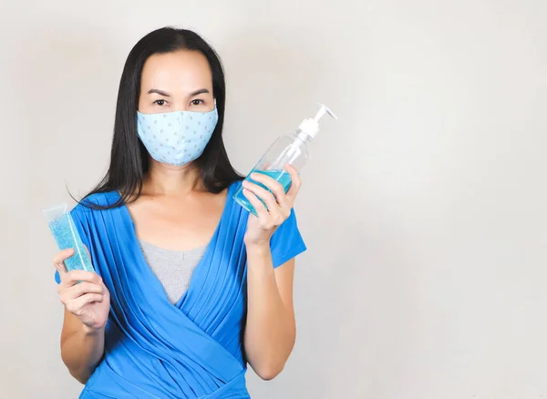 Vacker Asiatisk Kvinna Bär Blå Polka Dot Hygienisk Mask Och — Stockfoto