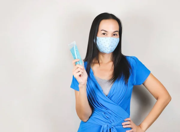 Vacker Asiatisk Kvinna Bär Blå Prick Hygienisk Mask Och Blå — Stockfoto