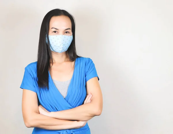 Vacker Asiatisk Kvinna Bär Blå Prick Hygienisk Mask Och Blå — Stockfoto