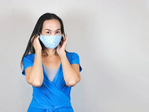 Vacker Asiatisk Kvinna Bär Blå Polka Dot Hygienisk Mask Och — Stockfoto