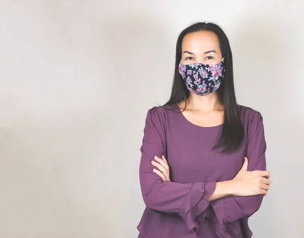 Vacker Asiatisk Kvinna Bär Blomma Mönster Tyg Mask Och Lila — Stockfoto