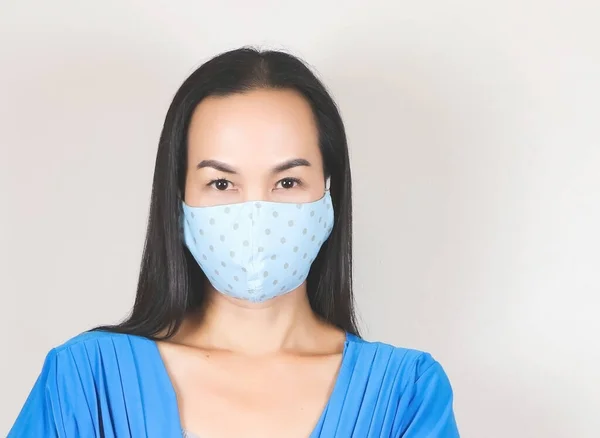 Närbild Bild Vackra Asiatiska Kvinna Bär Blå Prick Hygienisk Mask — Stockfoto