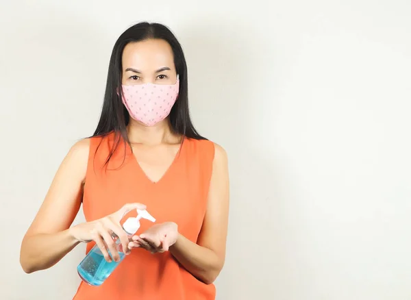 Vacker Asiatisk Kvinna Bär Polka Dot Hygienisk Mask Och Orange — Stockfoto