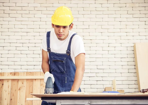 Asiático Jovem Bonito Carpinteiro Masculino Reparador Vestindo Capacete Segurança Amarelo — Fotografia de Stock