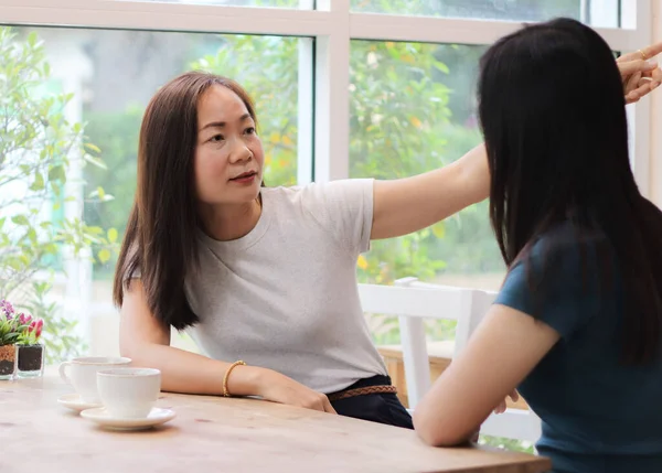 아름다운 아시아 여자가 커피숍에서 이야기하는 — 스톡 사진