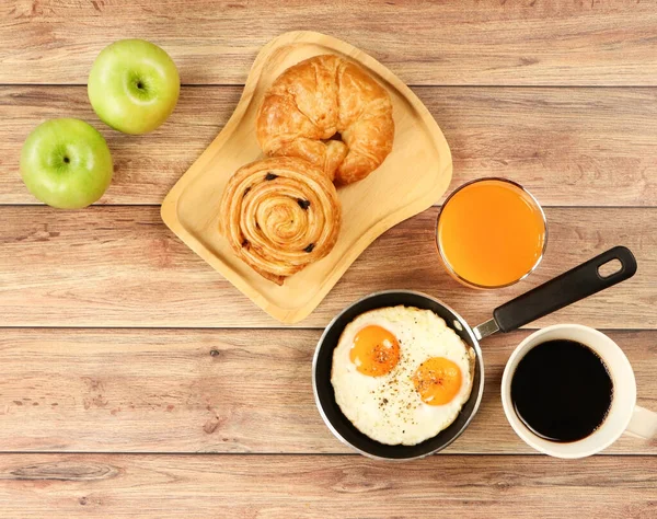健康的早餐套餐 乳酪咖啡 羊角面包 丹麦式糕点和放在木制桌子上的苹果 顶部视图 — 图库照片