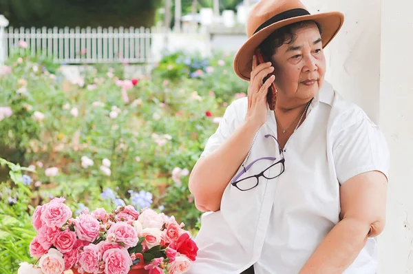 Портрет Щасливої Здорової Азіатської Старшої Жінки Яка Сидить Капелюсі Сидячи — стокове фото