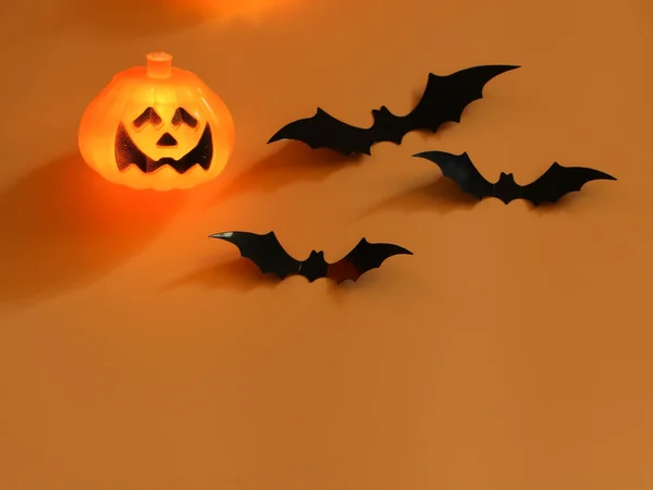 Vista Superior Luzes Abóbora Halloween Morcegos Papel Preto Fundo Laranja — Fotografia de Stock