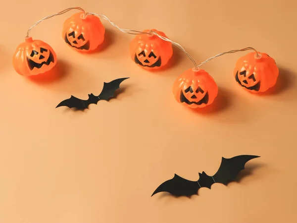 Вид Сверху Огни Хэллоуина Черные Бумажные Летучие Мыши Оранжевом Фоне — стоковое фото