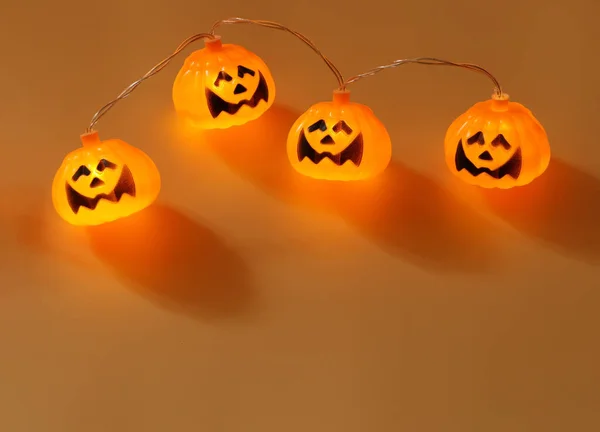 Vista Dall Alto Luci Luminose Zucca Halloween Sfondo Arancione Con — Foto Stock