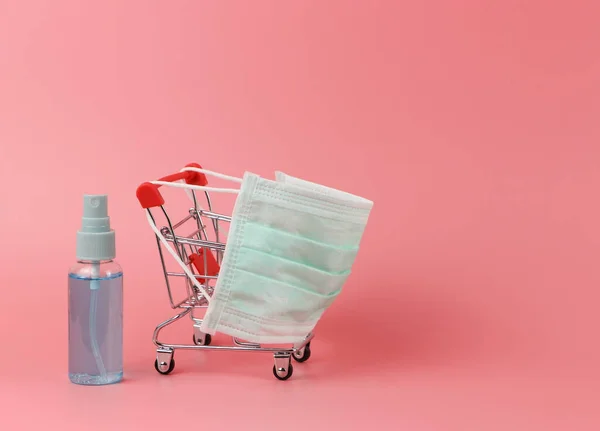 Vista Frontal Del Carrito Cubierto Con Mascarilla Médica Spray Desinfectante — Foto de Stock