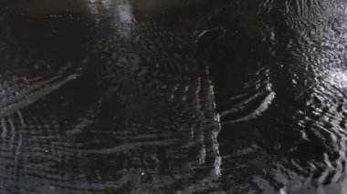 Araba yüksek hızda büyük bir su birikintisinin içine uçar ve birkaç metre uçar.