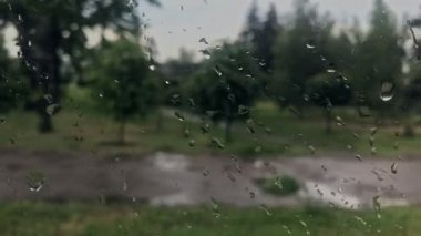 Araba yüksek hızda büyük bir su birikintisinin içine uçar ve birkaç metre uçar.