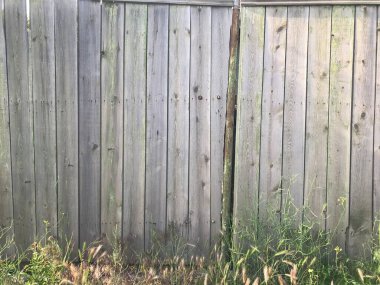 Parlak gün ışığında soyulmuş boyalı tahtaların arkaplanı.