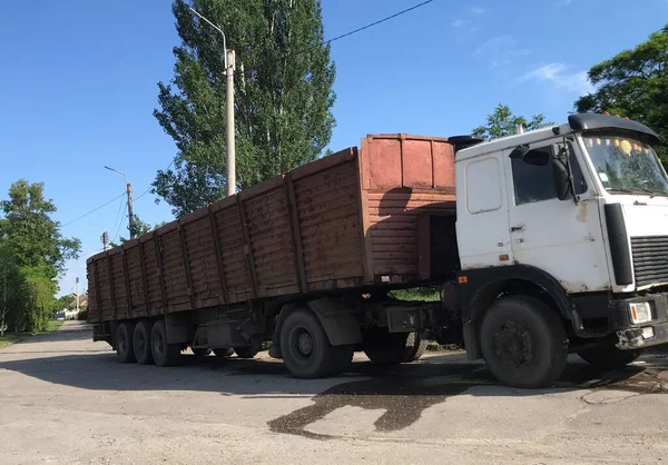 Большой Старый Грузовик Белой Кабиной — стоковое фото