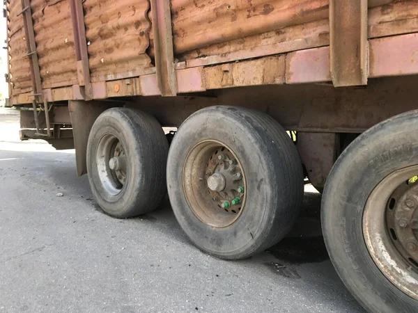 Wielen Van Een Oude Truck Met Roestige Rode Zijkanten — Stockfoto