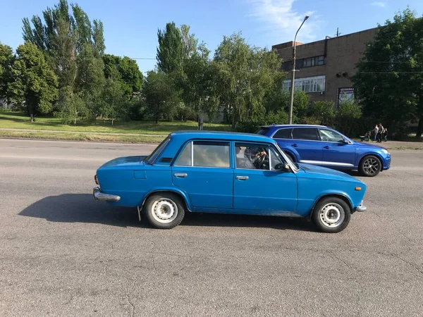 Stare Nowe Niebieskie Samochody Jazdy Drodze — Zdjęcie stockowe
