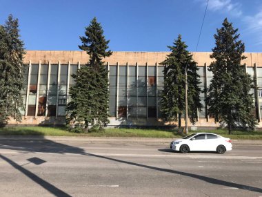 Şehrin yol arabası ileri gidiyor..