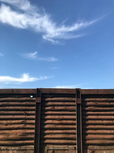 Fundo Textura Cerca Folhas Onda Metal Vermelho Cor Contra Céu — Fotografia de Stock