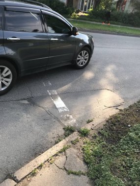 Siyah araba, ana yol üzerindeki trafik ışıklarında dönüyor..