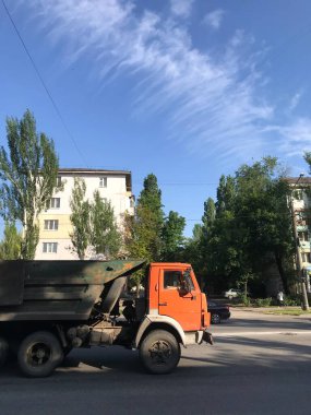 Şehrin caddesi boyunca giden eski bir kamyon..