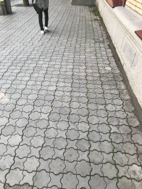 Trotur fayansının arka plan dokusu Bir adam yolda yürür.