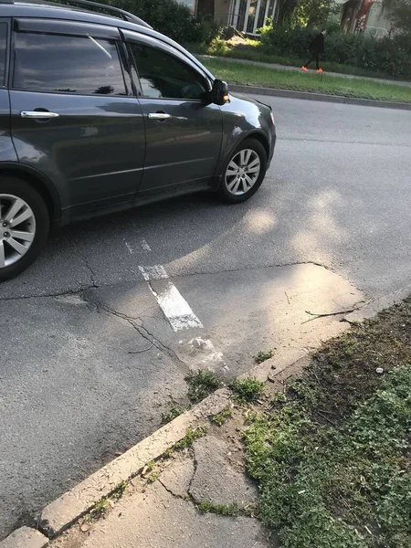 Siyah araba, ana yol üzerindeki trafik ışıklarında dönüyor..