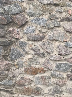 Arkaplanda granit taştan çitler var. Güzel pürüzsüz bir stil..