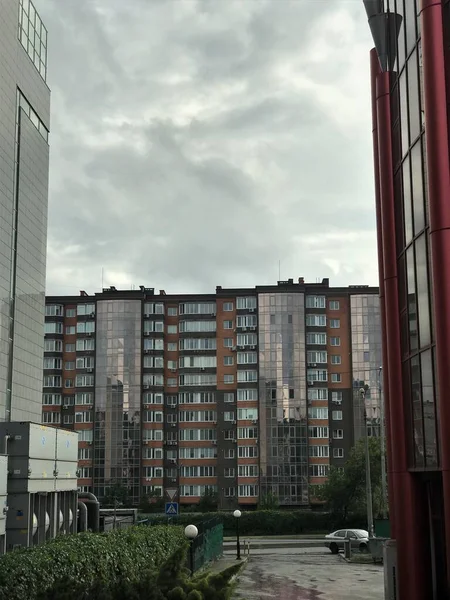 Maisons Dans Ville Reflètent Ciel Gris — Photo