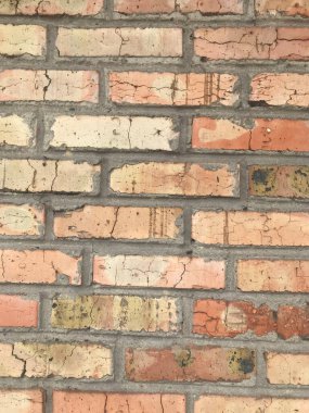 Duvarda düz tuğla ve çimentodan dikişler var..