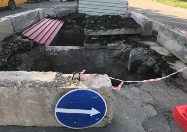 Yol tamiri işaretçisi engelleri aşıyor