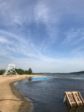 Nehir kıyısındaki kumsal yosunlarında yaz manzarası.