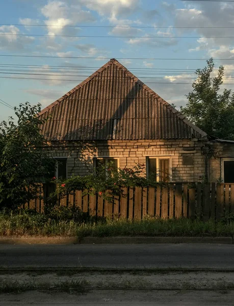 城市里一座小老房子附近的路 — 图库照片