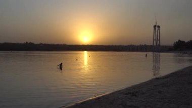 Akşamları nehir kıyısında güzel bir ışıkla şehir manzarası.