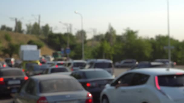 Imagen borrosa atasco de tráfico de los coches en la madrugada cerca de la entrada al puente — Vídeo de stock