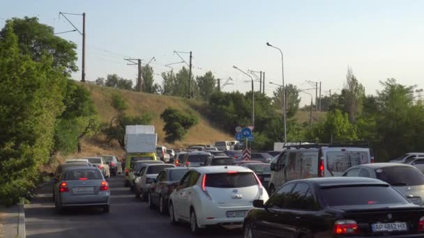 Ранковий затор перед входом в міст. — стокове відео