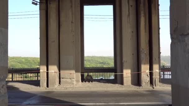 Brücke über den Fluss, an der morgens Autos im hellen Licht vorbeifahren — Stockvideo