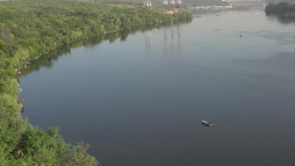 Paisaje mañana ciudad río árbol barco con pescador — Vídeo de stock