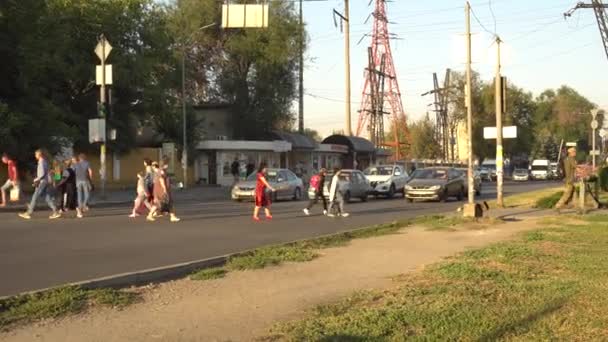 SETEMBRO 11, 2020 - ZAPORIZHYA, UCRÂNIA: Manhã em uma cidade industrial as pessoas correm para o trabalho — Vídeo de Stock