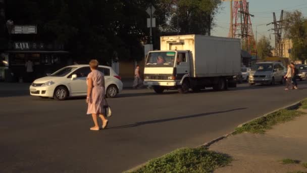 11 ВЕРЕСНЯ 2020 - ЗАПОРИЗИЯ, УКРАЇНА: перехрестя дорожного чоловіка жінка перетинає легкий автомобіль — стокове відео