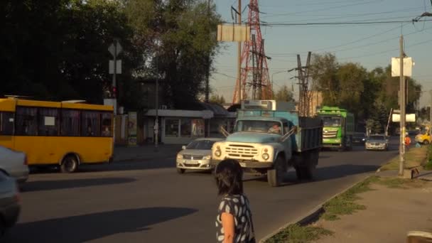 11 DE SEPTIEMBRE DE 2020 - ZAPORIZHYA, UCRANIA: los coches se paran en una intersección en una señal de luz roja en una de las calles de la ciudad industrial — Vídeos de Stock