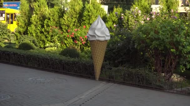 SEPTEMBER 11, 2020 - ZAPORIZHYA, UKRAINE: big ice cream people pass on the sidewalk — ストック動画