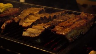 Izgara domuz eti ızgarada kızartılmış sokak yemekleri duman kokuyor.