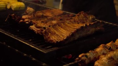 Izgara domuz eti kokulu pirzola, aşçı dikkatle izliyor ve sindiriyor çok kızarmasın diye.