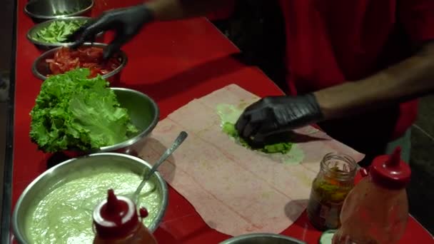 Koki makanan jalanan cepat menyiapkan shaurma dari daging ayam dan sayuran. — Stok Video