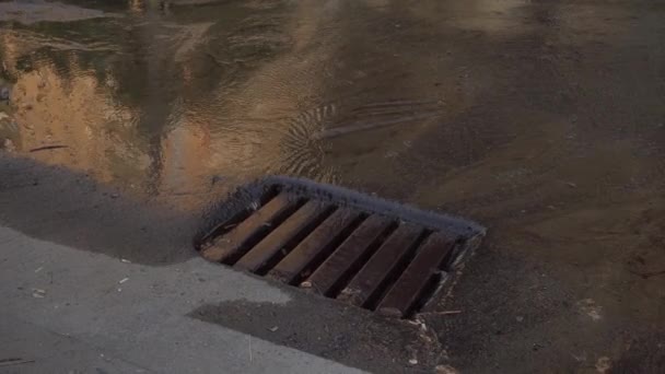 Metalowy odpływ wody po deszczu na autostradzie — Wideo stockowe