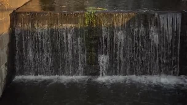 Arroyos de agua en las alcantarillas similares a una cascada varias cascadas de escalones de hormigón — Vídeo de stock