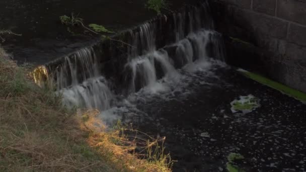 Ścieki miejskie odprowadzają brudną wodę — Wideo stockowe