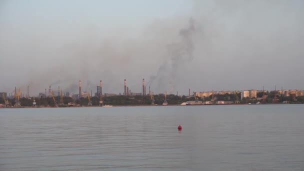 Paisagem urbana rio e fumaça de fábricas no centro industrial, ecologia pobre, ar sujo é prejudicial à saúde — Vídeo de Stock